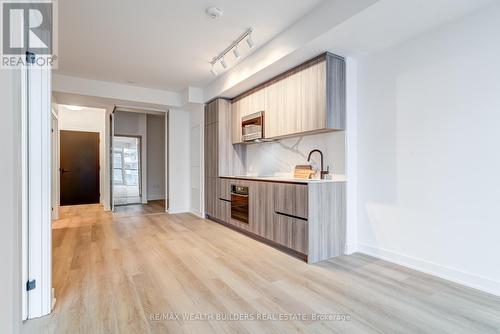 1006 - 117 Broadway Avenue N, Toronto, ON - Indoor Photo Showing Kitchen