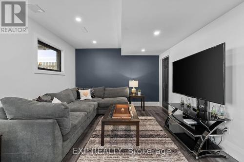 2388 Baseline Road, Georgina, ON - Indoor Photo Showing Living Room