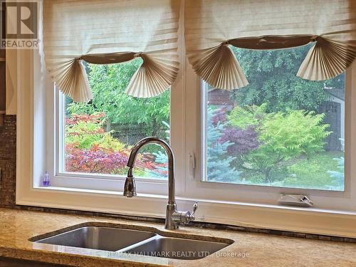 86 Ruggles Avenue, Richmond Hill, ON - Indoor Photo Showing Kitchen With Double Sink