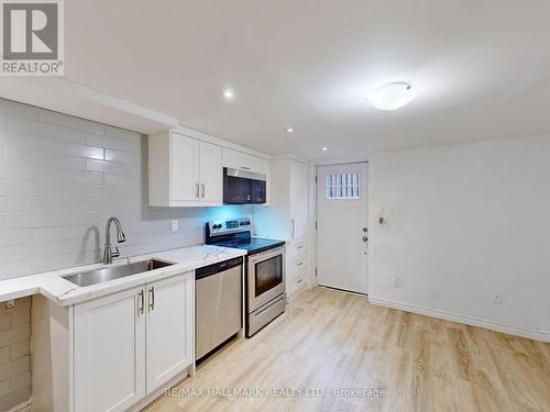 86 Ruggles Avenue, Richmond Hill, ON - Indoor Photo Showing Kitchen