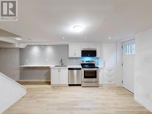 86 Ruggles Avenue, Richmond Hill, ON - Indoor Photo Showing Kitchen