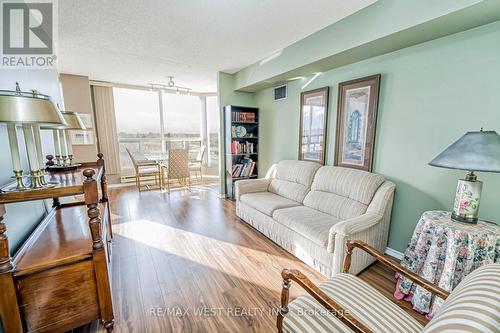 606 - 320 Mill Street S, Brampton, ON - Indoor Photo Showing Living Room