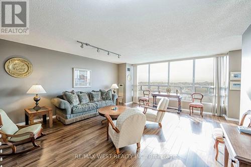 606 - 320 Mill Street S, Brampton, ON - Indoor Photo Showing Living Room