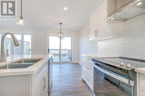 16 - 2261 Linkway Boulevard, London, ON - Indoor Photo Showing Kitchen With Double Sink With Upgraded Kitchen