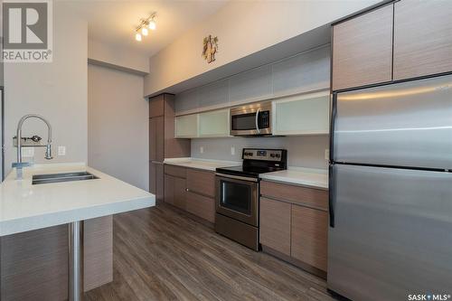 313 225 Maningas Bend, Saskatoon, SK - Indoor Photo Showing Kitchen With Double Sink