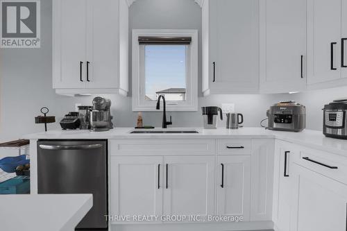 3747 Somerston Crescent, London, ON - Indoor Photo Showing Kitchen