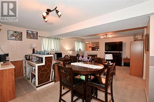 1042 Finch Drive, Sarnia, ON - Indoor Photo Showing Dining Room