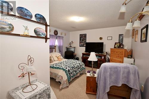 1042 Finch Drive, Sarnia, ON - Indoor Photo Showing Bedroom