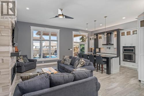 108 Paul Sloggett Court, Sarnia, ON - Indoor Photo Showing Living Room