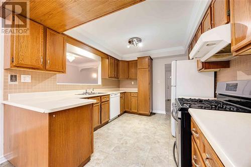 1951 Buena Ventura Street, Sarnia, ON - Indoor Photo Showing Kitchen