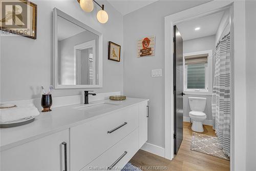 105 Churchill Park Road, Chatham, ON - Indoor Photo Showing Bathroom