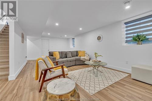 105 Churchill Park Road, Chatham, ON - Indoor Photo Showing Living Room