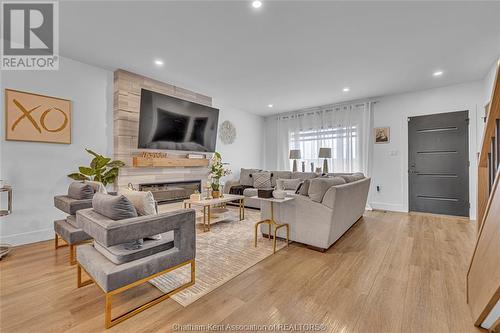 105 Churchill Park Road, Chatham, ON - Indoor Photo Showing Living Room With Fireplace