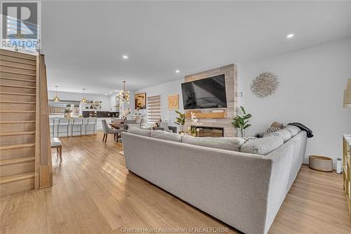 105 Churchill Park Road, Chatham, ON - Indoor Photo Showing Living Room