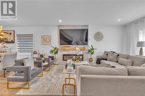 105 Churchill Park Road, Chatham, ON - Indoor Photo Showing Living Room With Fireplace