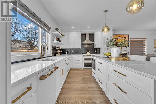 105 Churchill Park Road, Chatham, ON - Indoor Photo Showing Kitchen With Upgraded Kitchen