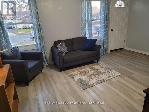 390 Gatfield Avenue, Welland (773 - Lincoln/Crowland), ON - Indoor Photo Showing Living Room