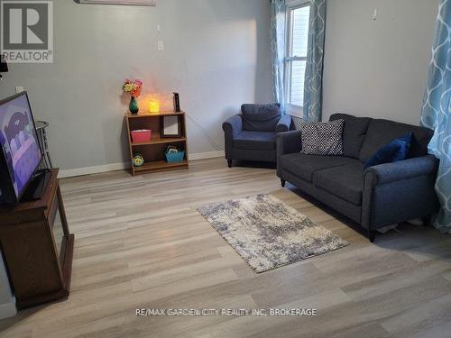 390 Gatfield Avenue, Welland (773 - Lincoln/Crowland), ON - Indoor Photo Showing Living Room