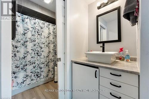 390 Gatfield Avenue, Welland (773 - Lincoln/Crowland), ON - Indoor Photo Showing Bathroom