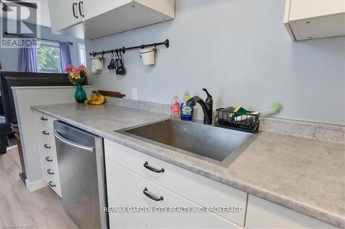 390 Gatfield Avenue, Welland (773 - Lincoln/Crowland), ON - Indoor Photo Showing Kitchen