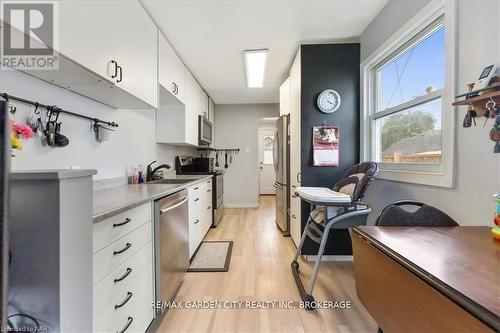 390 Gatfield Avenue, Welland (773 - Lincoln/Crowland), ON - Indoor Photo Showing Kitchen