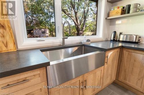 1717 Cream Street, Pelham (663 - North Pelham), ON - Indoor Photo Showing Kitchen With Double Sink