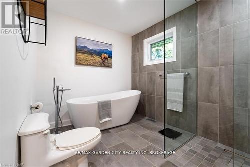 1717 Cream Street, Pelham (663 - North Pelham), ON - Indoor Photo Showing Bathroom