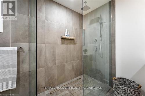 1717 Cream Street, Pelham (663 - North Pelham), ON - Indoor Photo Showing Bathroom