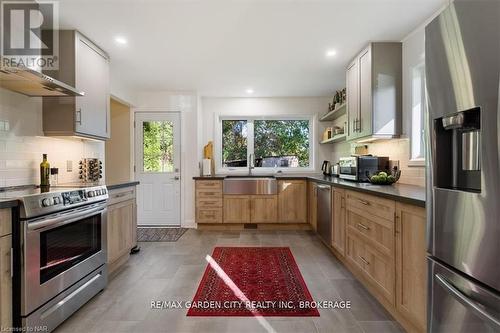 1717 Cream Street, Pelham (663 - North Pelham), ON - Indoor Photo Showing Kitchen With Upgraded Kitchen