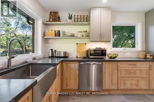 1717 Cream Street, Pelham (663 - North Pelham), ON - Indoor Photo Showing Kitchen