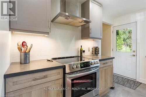 1717 Cream Street, Pelham (663 - North Pelham), ON - Indoor Photo Showing Kitchen