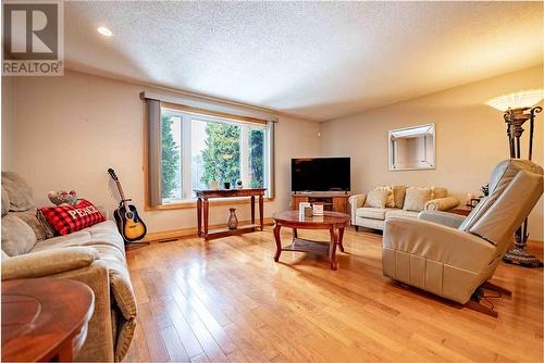 1024 Arthur Street, Sudbury, ON - Indoor Photo Showing Living Room