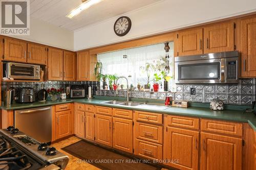 543 King Street, Welland (773 - Lincoln/Crowland), ON - Indoor Photo Showing Kitchen With Double Sink