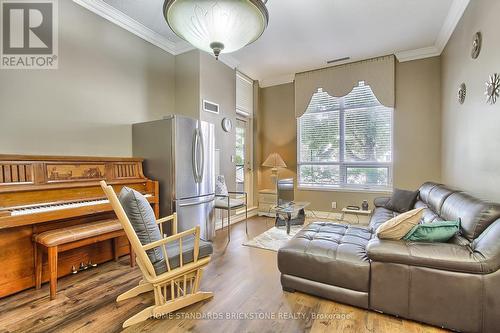 115 - 9225 Jane Street, Vaughan, ON - Indoor Photo Showing Living Room