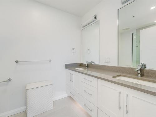 303-745 Travino Lane, Saanich, BC - Indoor Photo Showing Bathroom