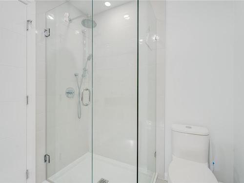 303-745 Travino Lane, Saanich, BC - Indoor Photo Showing Bathroom