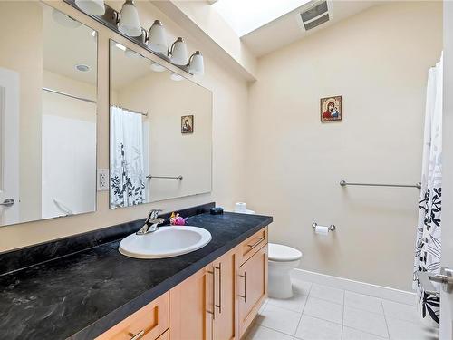 1778 Chandler Ave, Victoria, BC - Indoor Photo Showing Bathroom