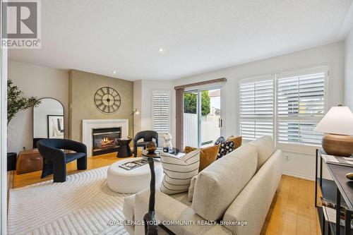 471 Silken Laumann Drive, Newmarket, ON - Indoor Photo Showing Living Room With Fireplace