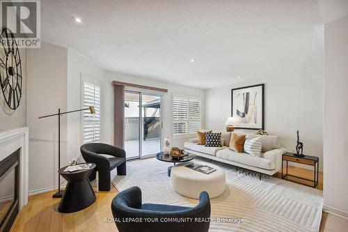 471 Silken Laumann Drive, Newmarket, ON - Indoor Photo Showing Living Room With Fireplace