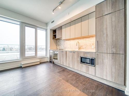 807-2020 Bathurst St, Toronto, ON - Indoor Photo Showing Kitchen