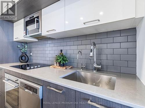 517 - 4800 Highway 7, Vaughan, ON - Indoor Photo Showing Kitchen