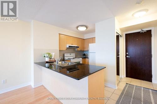 906 - 15 North Park Road, Vaughan, ON - Indoor Photo Showing Kitchen With Double Sink