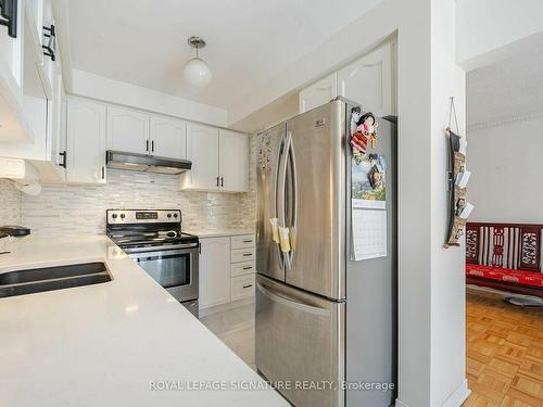 7 Via Cassia Dr, Toronto, ON - Indoor Photo Showing Kitchen With Double Sink With Upgraded Kitchen