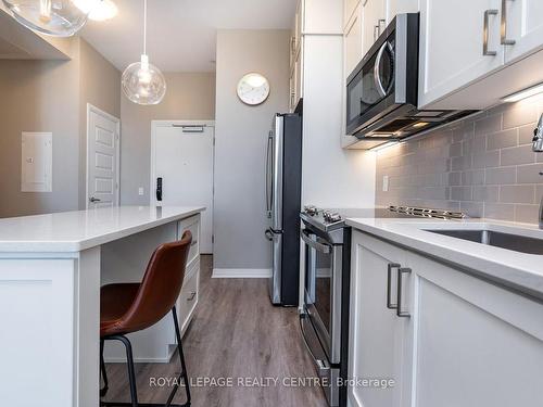 612-95 Dundas St W, Oakville, ON - Indoor Photo Showing Kitchen With Upgraded Kitchen