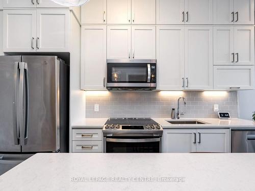 612-95 Dundas St W, Oakville, ON - Indoor Photo Showing Kitchen With Stainless Steel Kitchen With Upgraded Kitchen