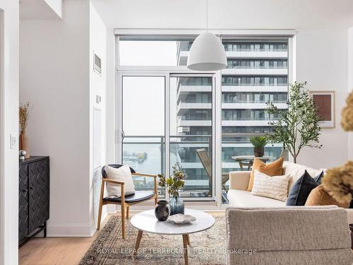 3401-33 Shore Breeze Dr, Toronto, ON - Indoor Photo Showing Living Room