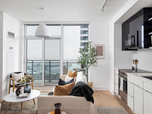 3401-33 Shore Breeze Dr, Toronto, ON - Indoor Photo Showing Living Room