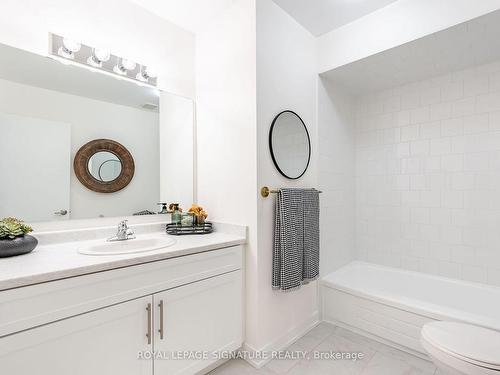 25 Woodman Dr N, Hamilton, ON - Indoor Photo Showing Bathroom