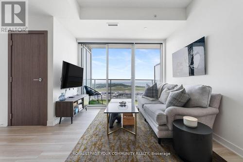 3615 - 17 Bathurst Street, Toronto, ON - Indoor Photo Showing Living Room