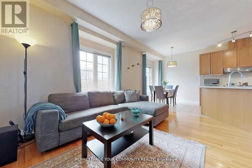 57 - 15 Old Colony Road, Richmond Hill, ON - Indoor Photo Showing Living Room